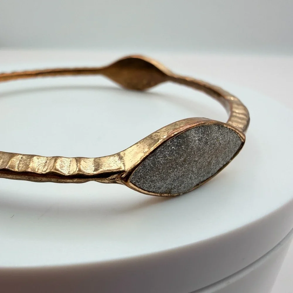 Vintage 90s‎ Bronze Tone Hammered Marquise Faux Druzy Bangle Bracelet Jewelry